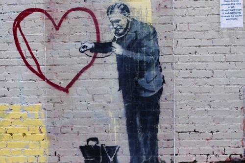 20150205-200_muses-Imatge_banksy_peaceful_hearts_doctor_3_Eva_Blue_CC2.0_Attribution-Text_Doctor_Tere_SM
