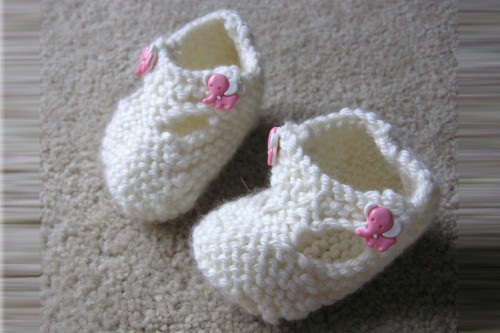 20150211-200_muses-Imatge_knit_baby_booties_normanack_CC2.0_Attribution-Text_Dignitat_Tere_SM