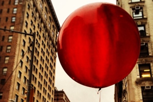 20151027-200_muses-Imatge_The_Red_Balloon_Fifth_Avenue_Boss_Tweed_CC2.0_Attribution-Text_Una_tarda_al_parc_Tere_SM