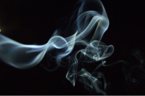 20150617-200_muses-Imatge_Incense_smoke_against_a_black_sky_Vanessa_Pike-Russell_CC2.0_Attribution-Text_Il-lusa_jo_Tere_SM