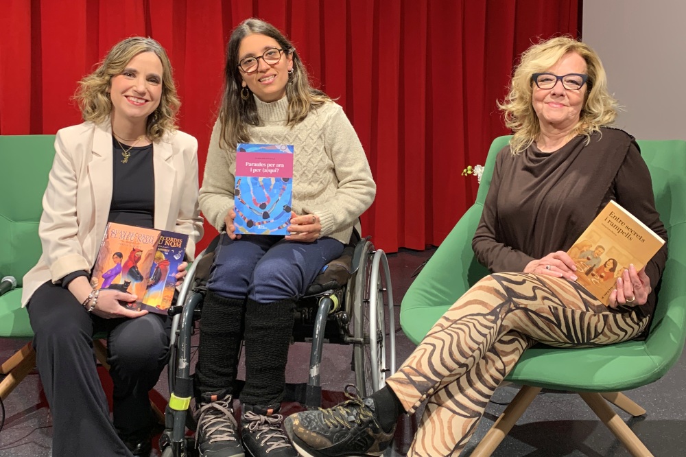 20251203-Tertulia_autors_escriptors_Osona-Biblioteca_Pilarin_Bayes-Quan_recordis_el_meu_nom-Teresa_Saborit-Clara_Macaya-Imma_Oms